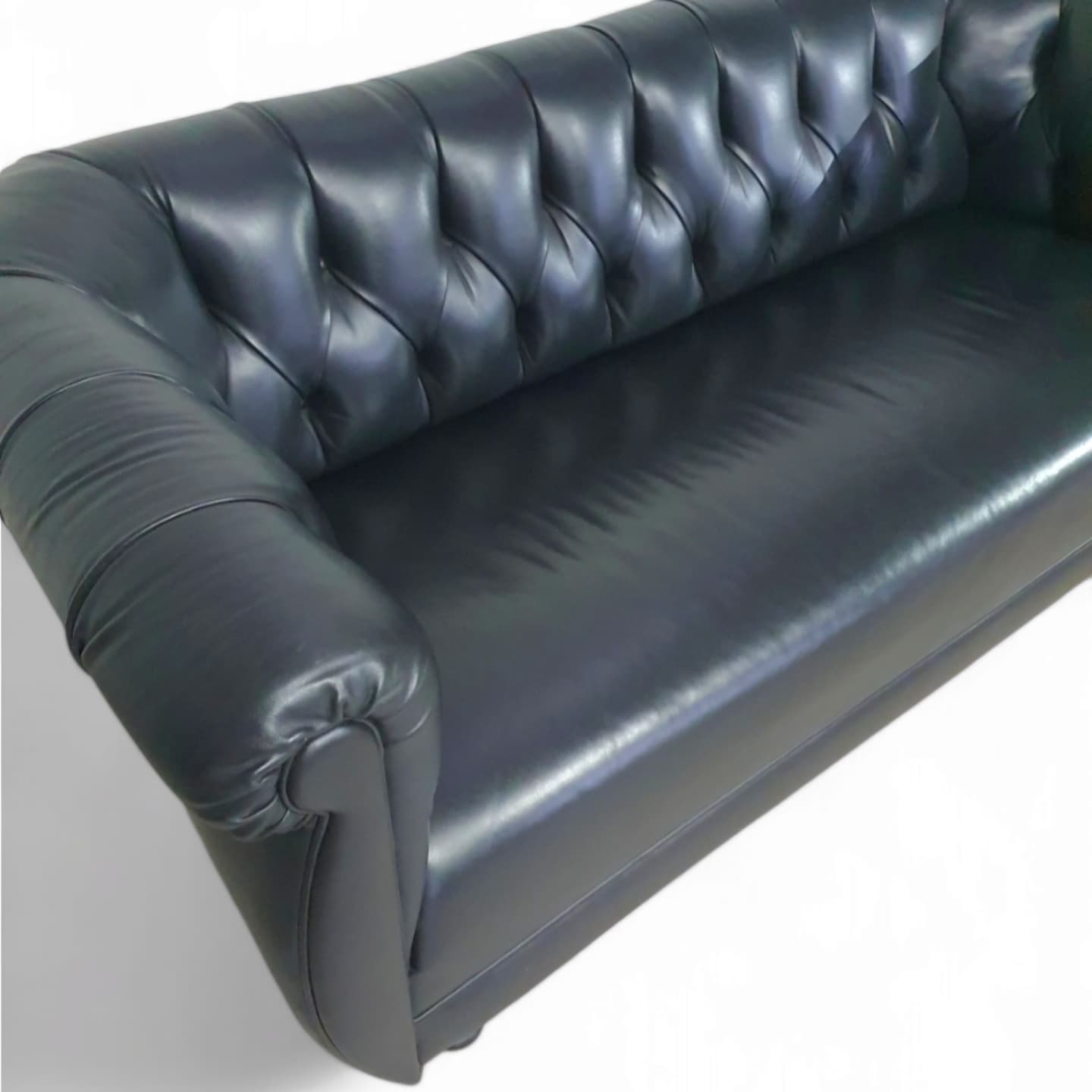 De Rotonda-bank, ontworpen door Anna Gili, is afkomstig van de Mastrangelo-tentoonstelling in 1997 in The Frozen Fountain in Amsterdam