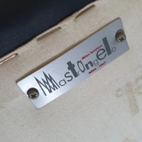 De Rotonda-bank, ontworpen door Anna Gili, is afkomstig van de Mastrangelo-tentoonstelling in 1997 in The Frozen Fountain in Amsterdam