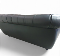 De Rotonda-bank, ontworpen door Anna Gili, is afkomstig van de Mastrangelo-tentoonstelling in 1997 in The Frozen Fountain in Amsterdam