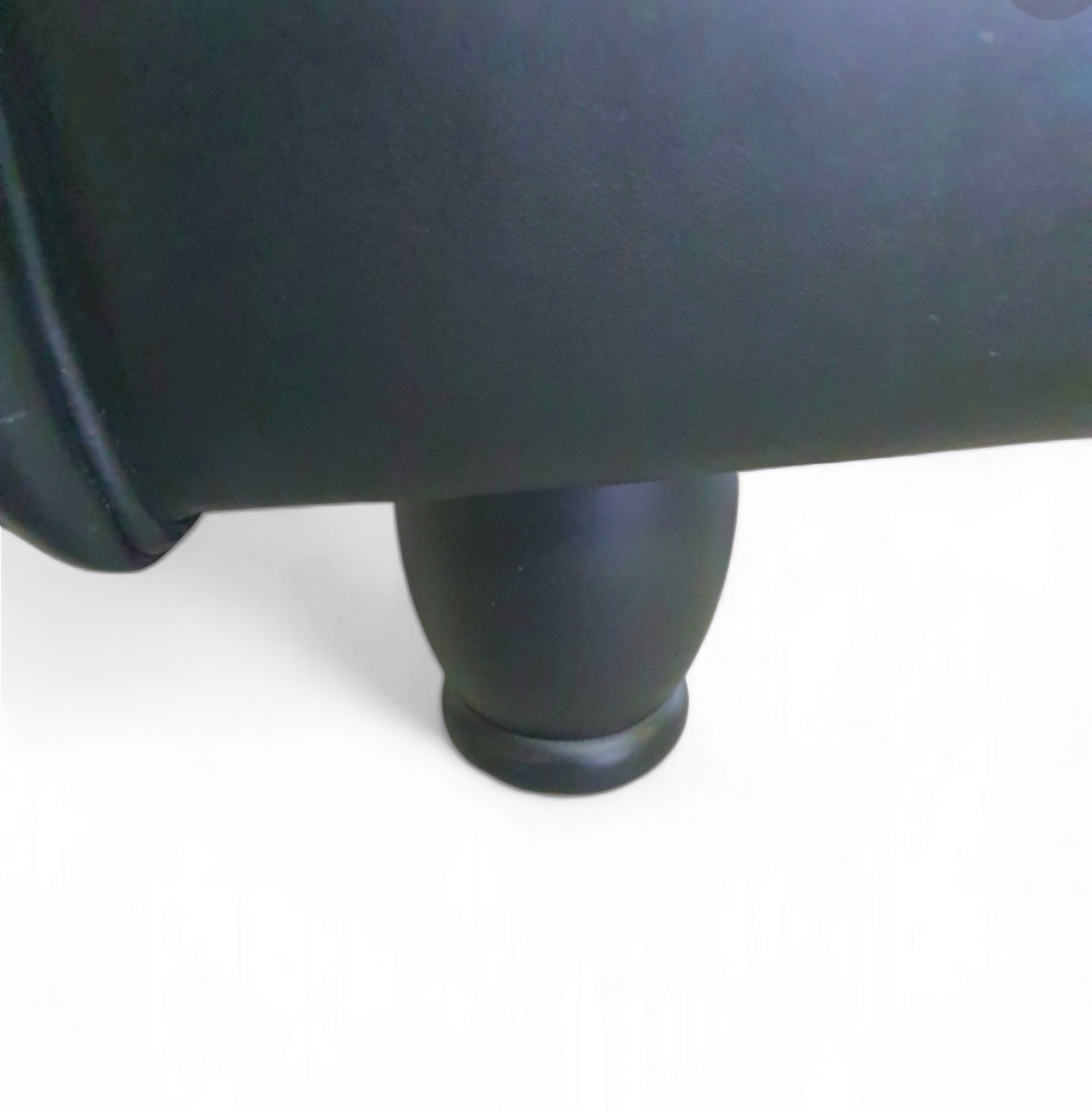 De Rotonda-bank, ontworpen door Anna Gili, is afkomstig van de Mastrangelo-tentoonstelling in 1997 in The Frozen Fountain in Amsterdam