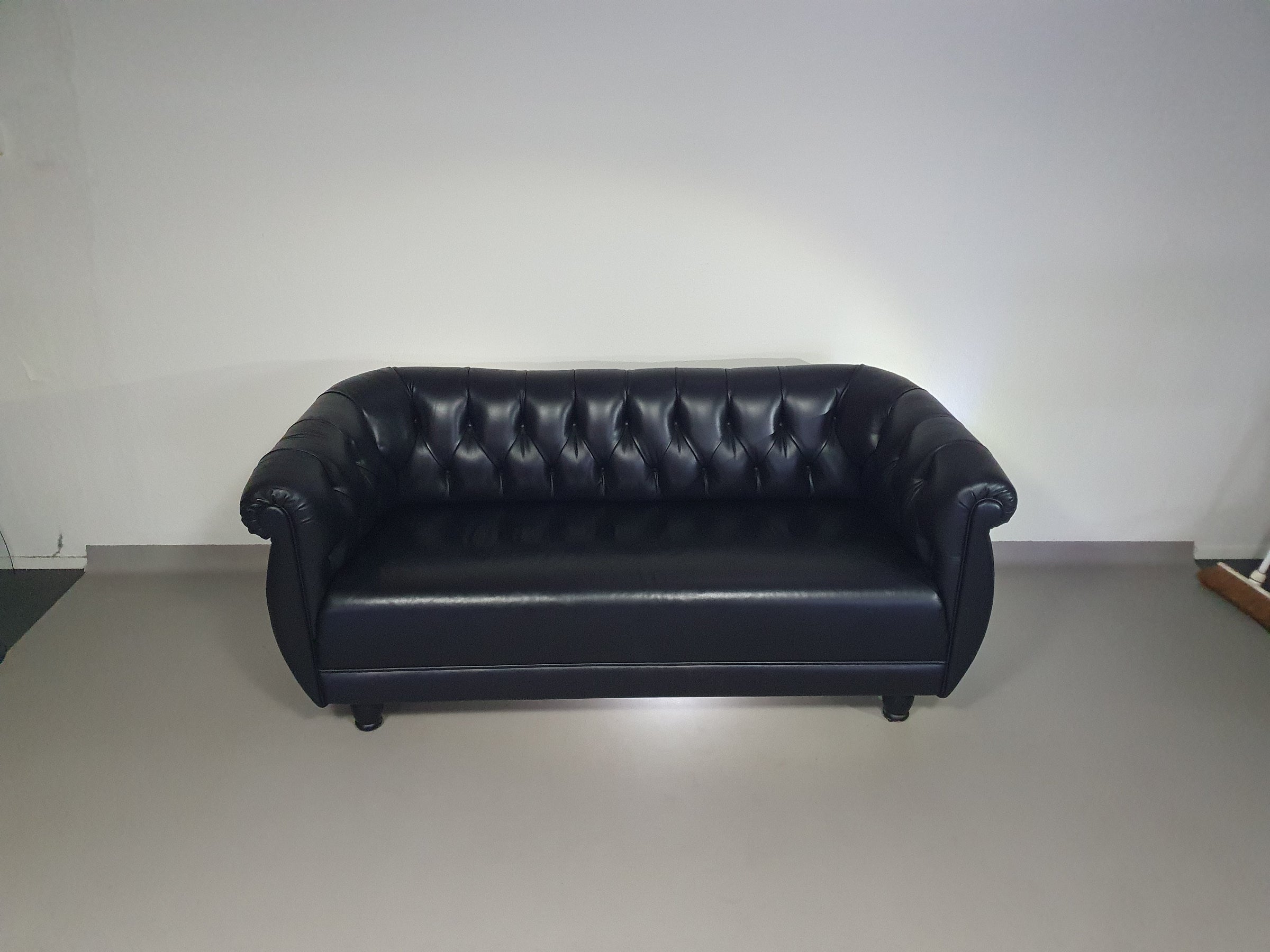 De Rotonda-bank, ontworpen door Anna Gili, is afkomstig van de Mastrangelo-tentoonstelling in 1997 in The Frozen Fountain in Amsterdam