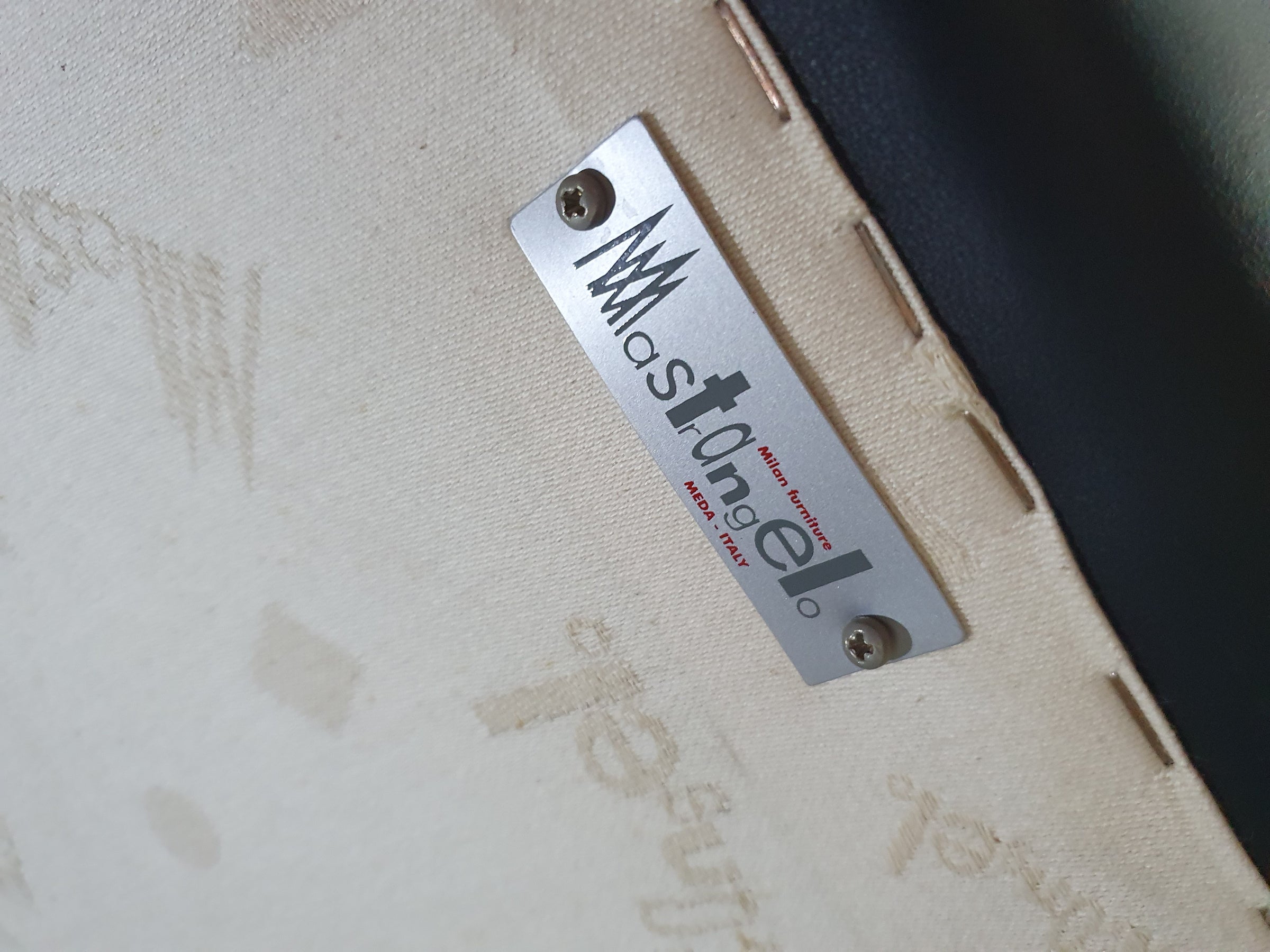 De Rotonda-bank, ontworpen door Anna Gili, is afkomstig van de Mastrangelo-tentoonstelling in 1997 in The Frozen Fountain in Amsterdam