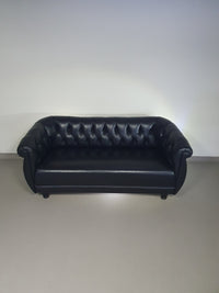 De Rotonda-bank, ontworpen door Anna Gili, is afkomstig van de Mastrangelo-tentoonstelling in 1997 in The Frozen Fountain in Amsterdam