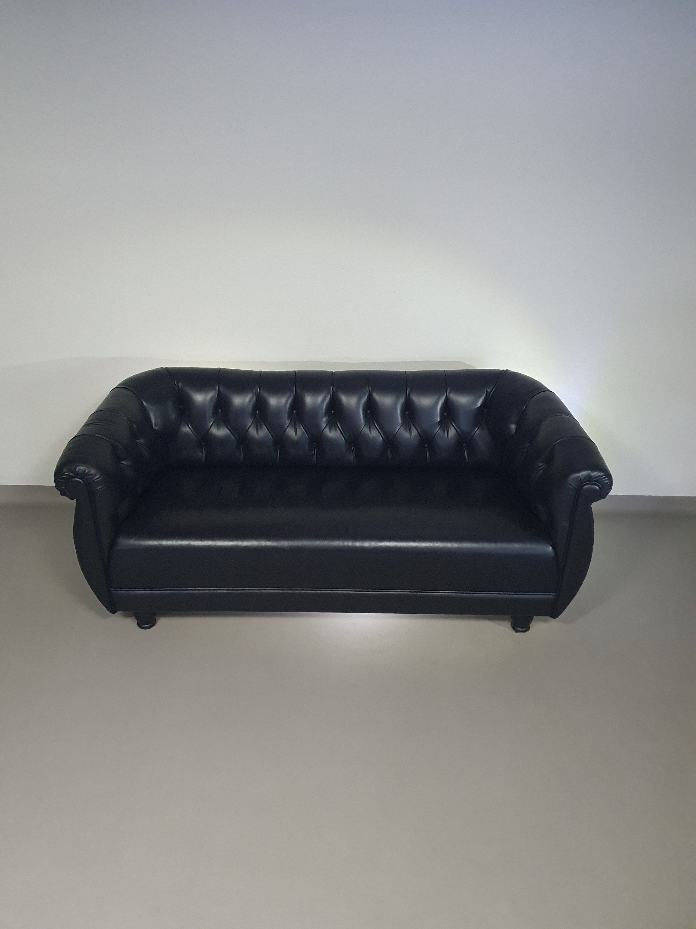 De Rotonda-bank, ontworpen door Anna Gili, is afkomstig van de Mastrangelo-tentoonstelling in 1997 in The Frozen Fountain in Amsterdam