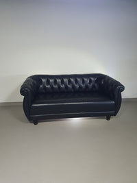 De Rotonda-bank, ontworpen door Anna Gili, is afkomstig van de Mastrangelo-tentoonstelling in 1997 in The Frozen Fountain in Amsterdam