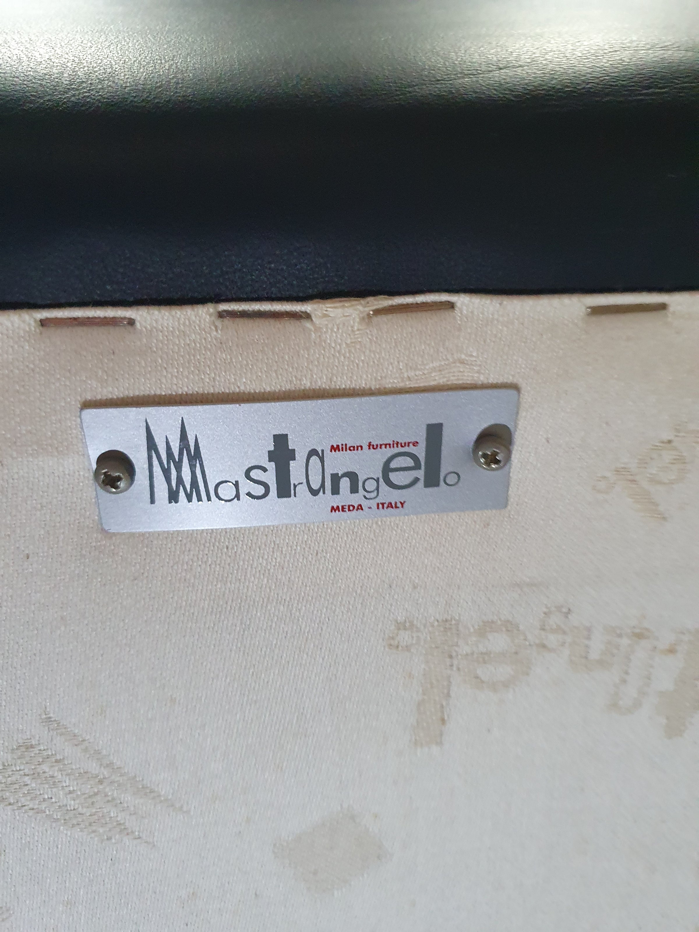 De Rotonda-bank, ontworpen door Anna Gili, is afkomstig van de Mastrangelo-tentoonstelling in 1997 in The Frozen Fountain in Amsterdam