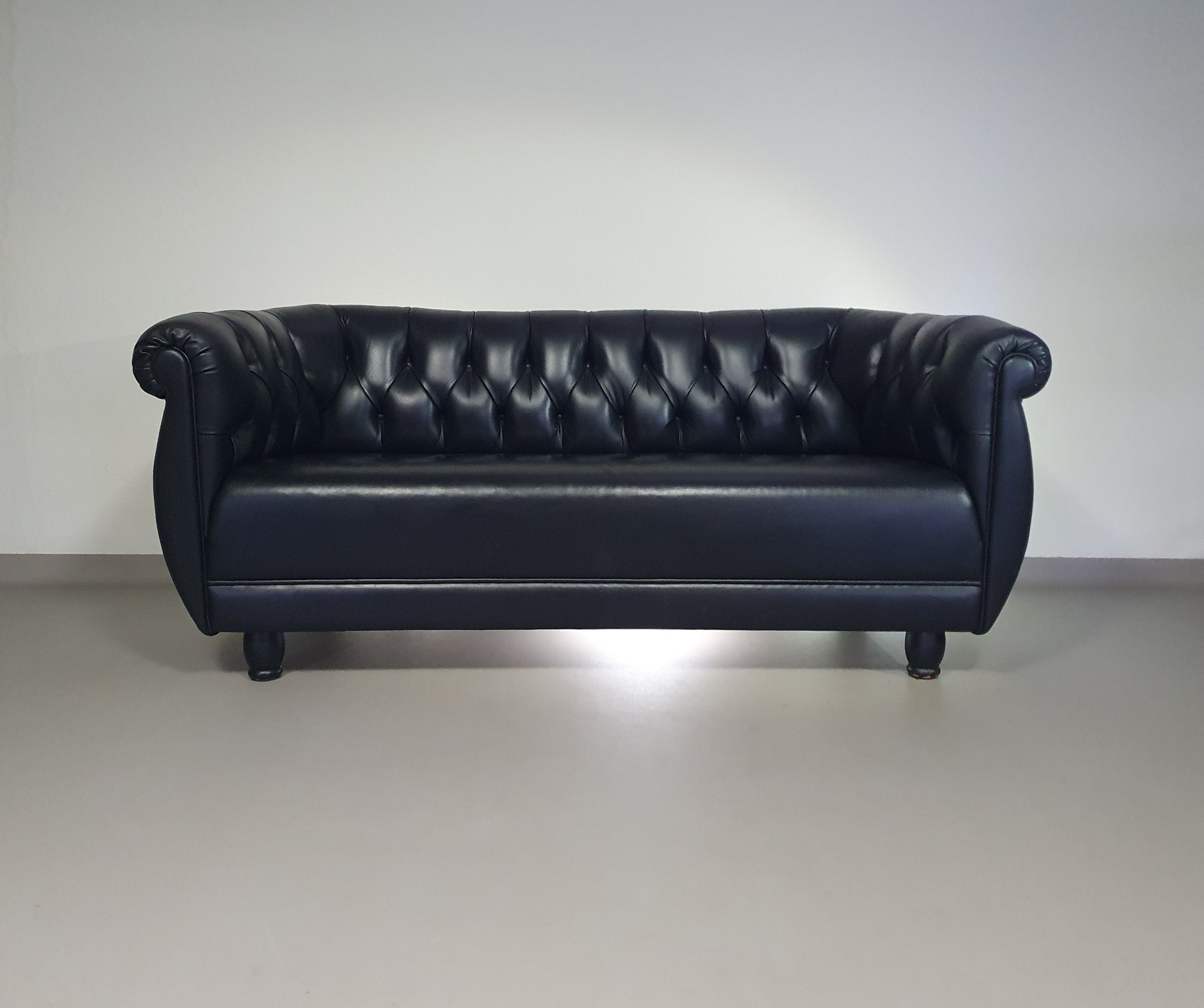 De Rotonda-bank, ontworpen door Anna Gili, is afkomstig van de Mastrangelo-tentoonstelling in 1997 in The Frozen Fountain in Amsterdam