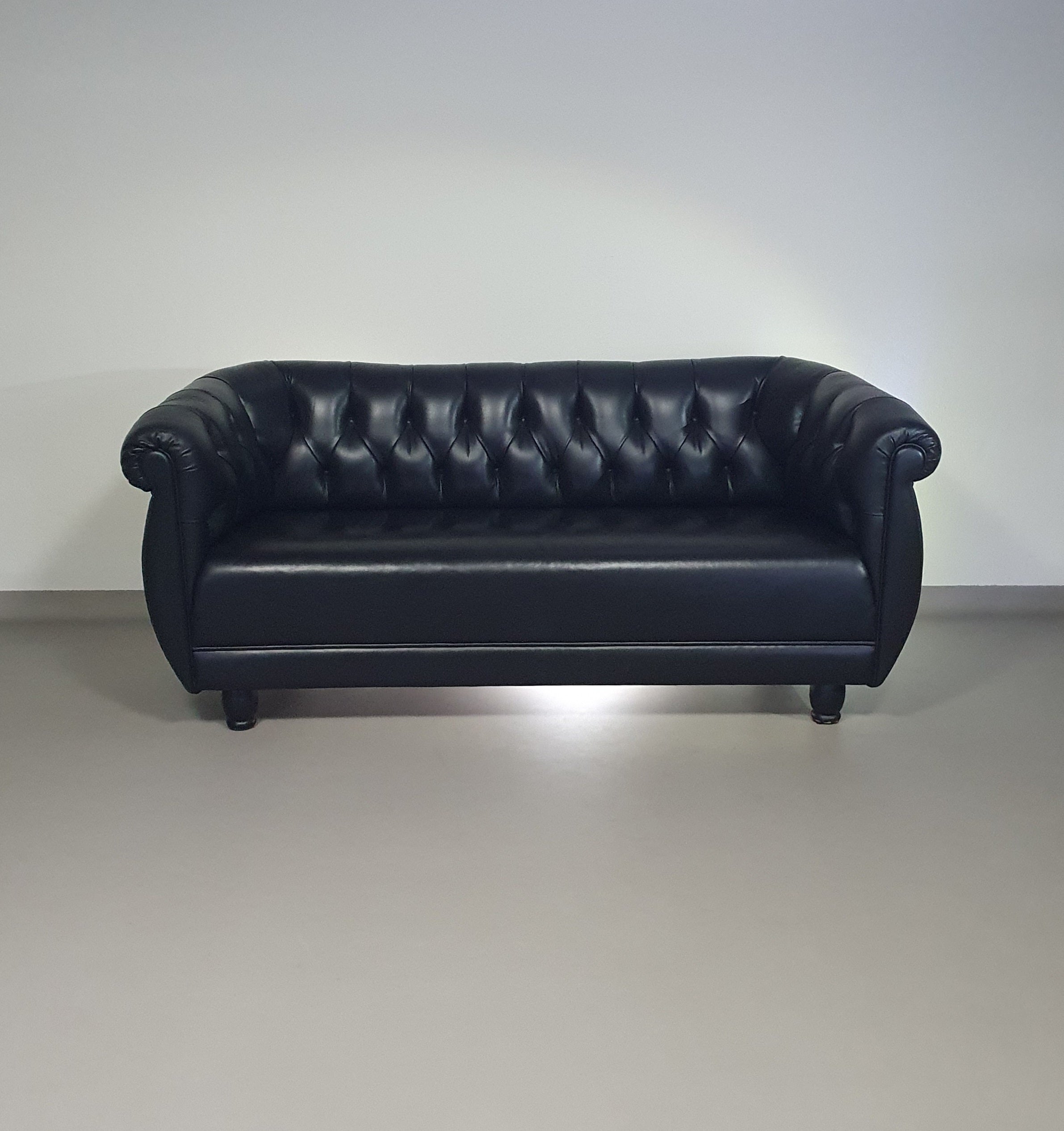 De Rotonda-bank, ontworpen door Anna Gili, is afkomstig van de Mastrangelo-tentoonstelling in 1997 in The Frozen Fountain in Amsterdam