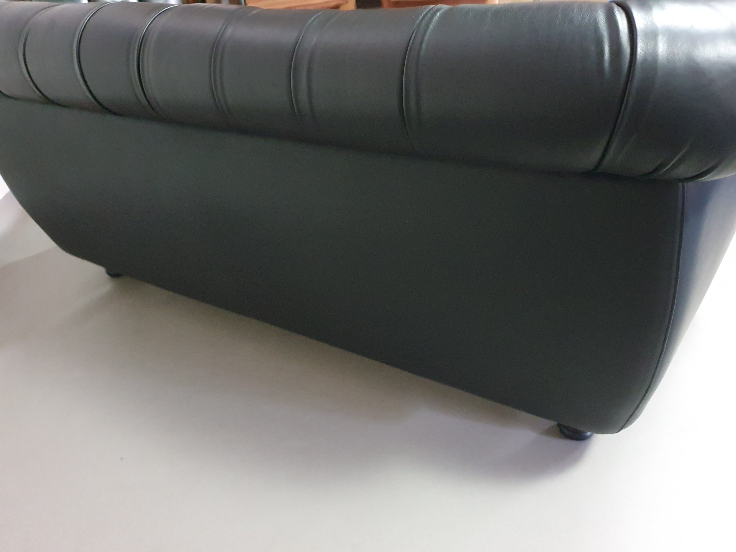 De Rotonda-bank, ontworpen door Anna Gili, is afkomstig van de Mastrangelo-tentoonstelling in 1997 in The Frozen Fountain in Amsterdam