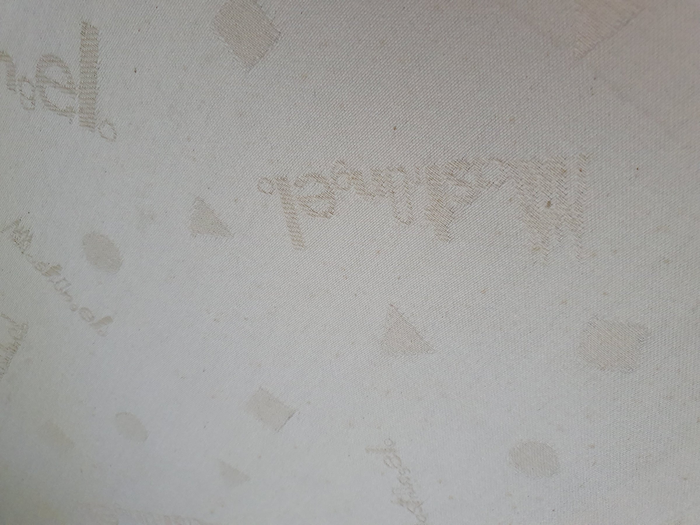 De Rotonda-bank, ontworpen door Anna Gili, is afkomstig van de Mastrangelo-tentoonstelling in 1997 in The Frozen Fountain in Amsterdam