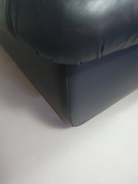 De Rotonda-bank, ontworpen door Anna Gili, is afkomstig van de Mastrangelo-tentoonstelling in 1997 in The Frozen Fountain in Amsterdam