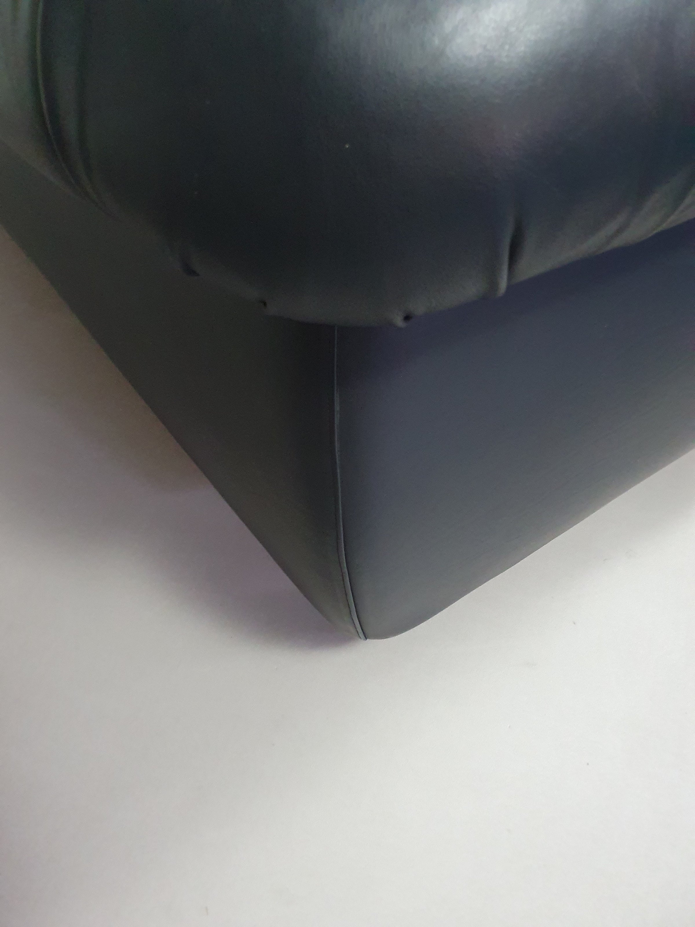 De Rotonda-bank, ontworpen door Anna Gili, is afkomstig van de Mastrangelo-tentoonstelling in 1997 in The Frozen Fountain in Amsterdam