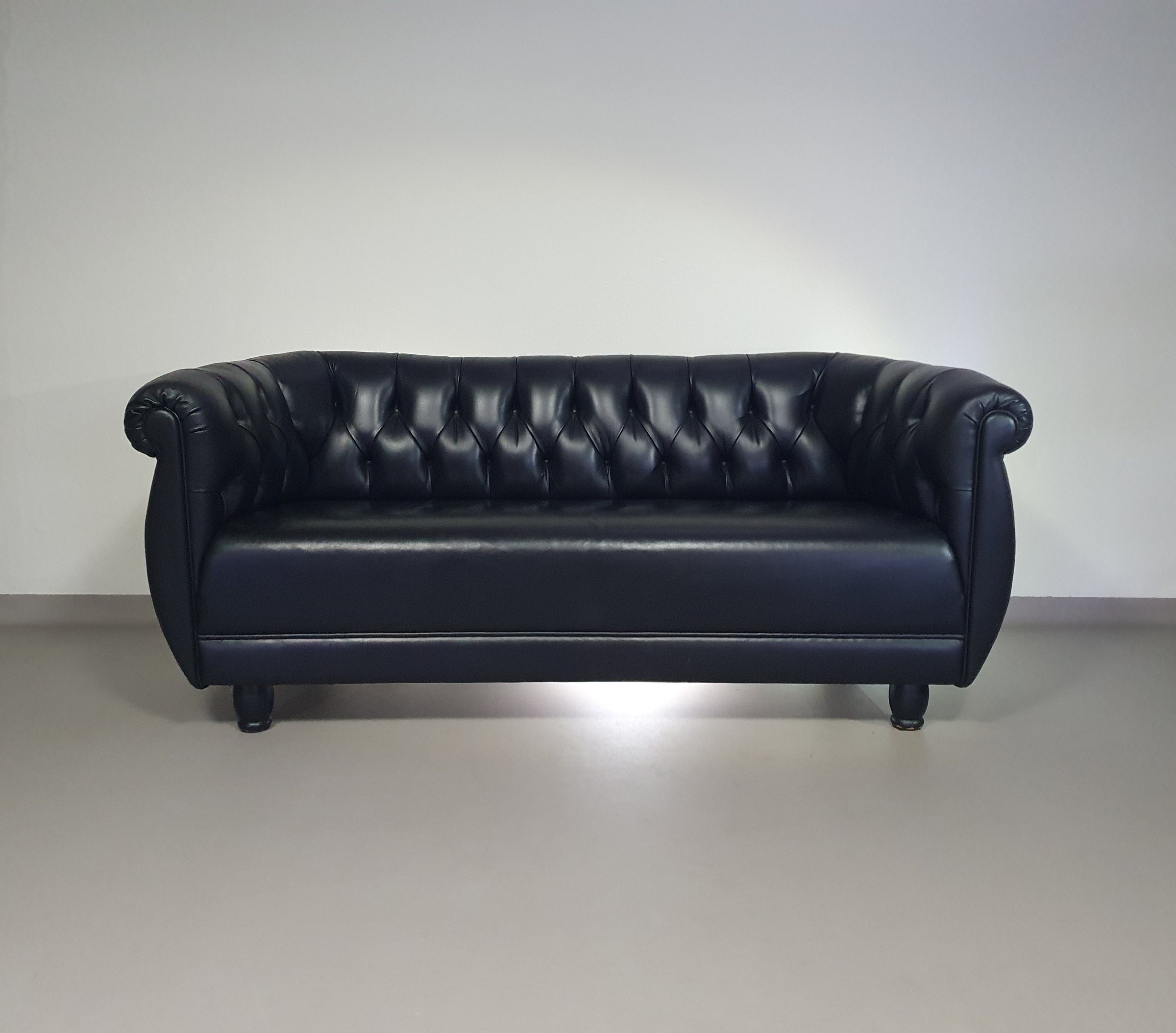 De Rotonda-bank, ontworpen door Anna Gili, is afkomstig van de Mastrangelo-tentoonstelling in 1997 in The Frozen Fountain in Amsterdam