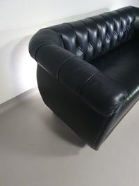 De Rotonda-bank, ontworpen door Anna Gili, is afkomstig van de Mastrangelo-tentoonstelling in 1997 in The Frozen Fountain in Amsterdam