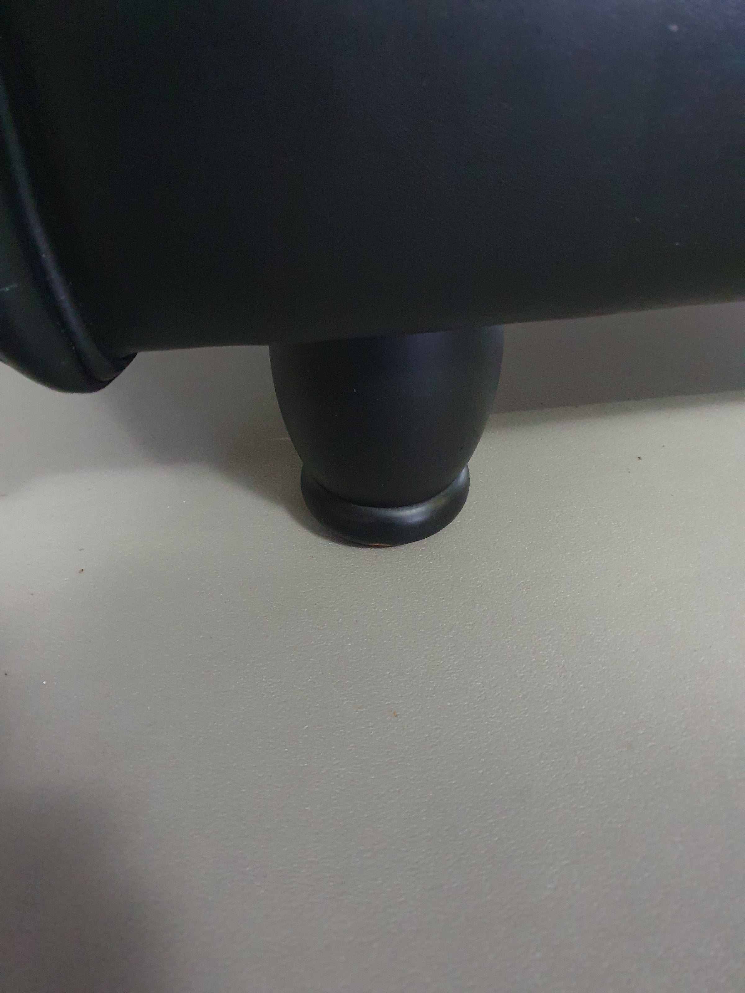 De Rotonda-bank, ontworpen door Anna Gili, is afkomstig van de Mastrangelo-tentoonstelling in 1997 in The Frozen Fountain in Amsterdam