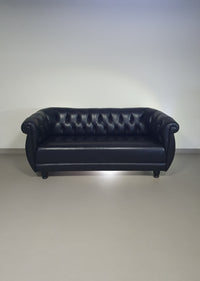 De Rotonda-bank, ontworpen door Anna Gili, is afkomstig van de Mastrangelo-tentoonstelling in 1997 in The Frozen Fountain in Amsterdam