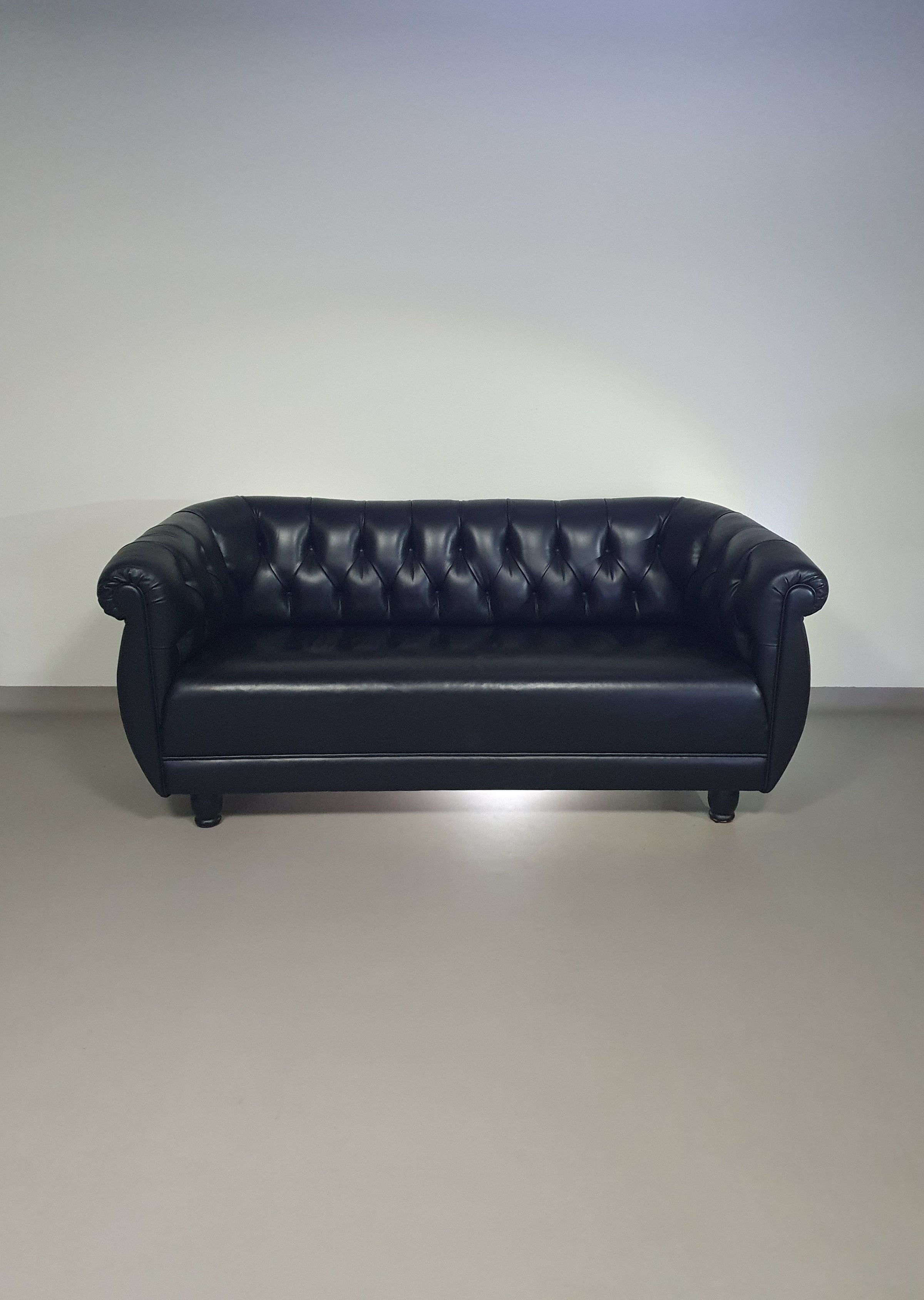 De Rotonda-bank, ontworpen door Anna Gili, is afkomstig van de Mastrangelo-tentoonstelling in 1997 in The Frozen Fountain in Amsterdam