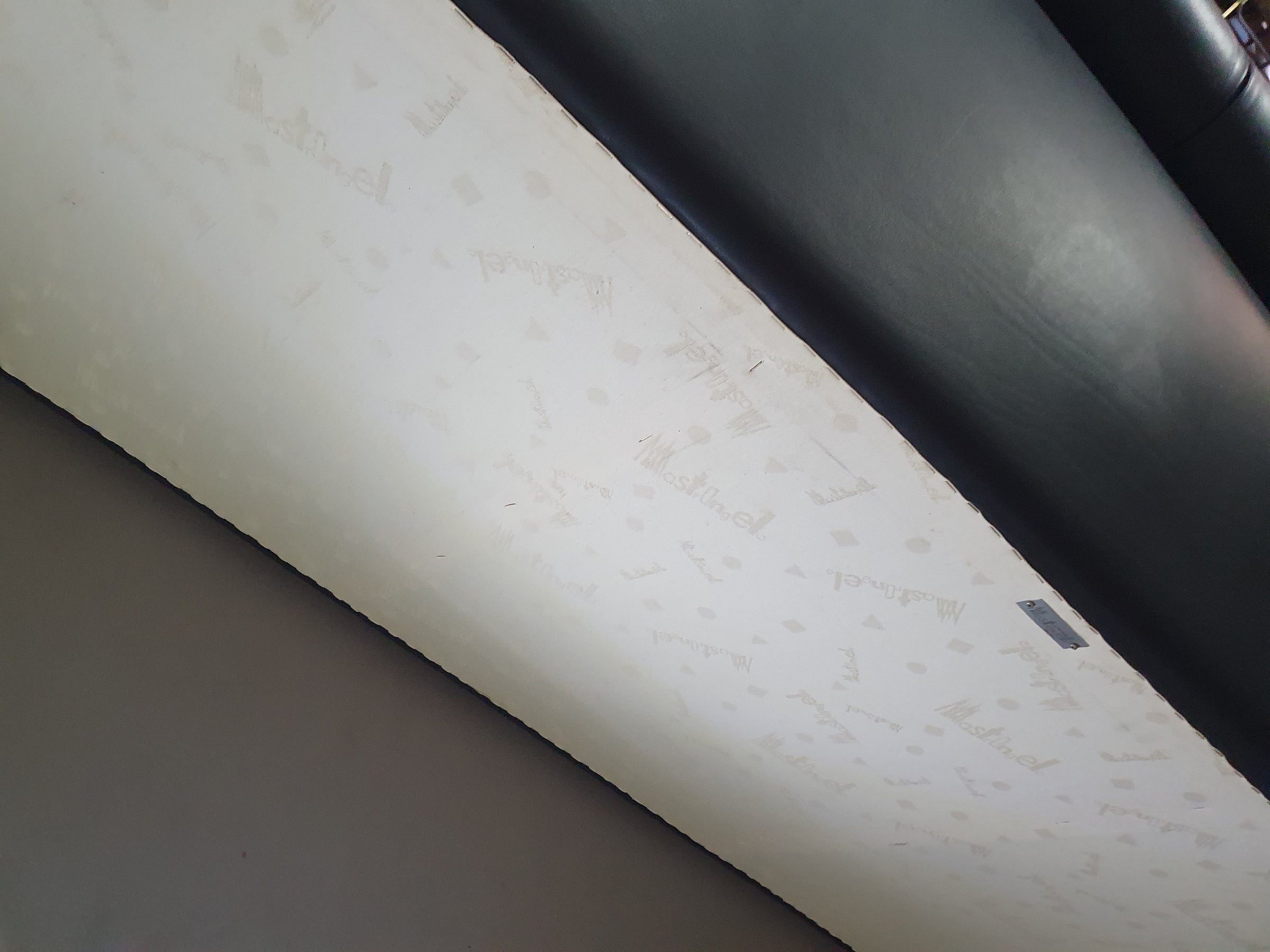 De Rotonda-bank, ontworpen door Anna Gili, is afkomstig van de Mastrangelo-tentoonstelling in 1997 in The Frozen Fountain in Amsterdam