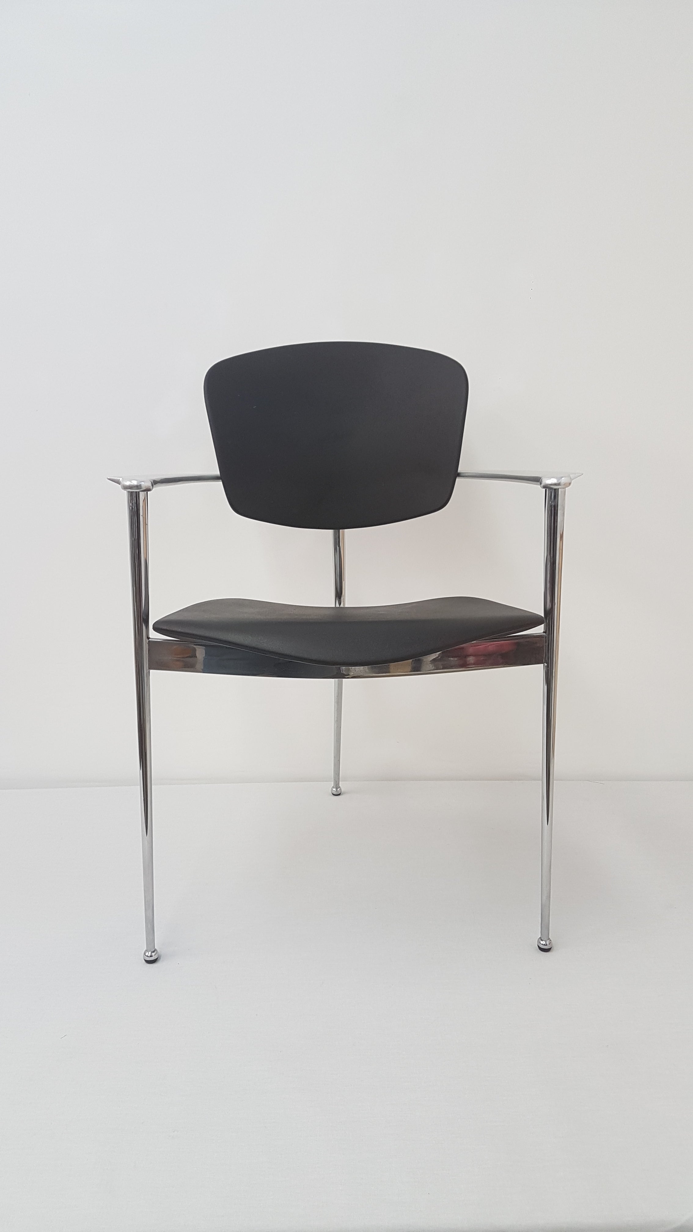 Set van 4 driepoot eetkamerstoelen Andrea – Josep LLusca voor Andreu World – jaren 80