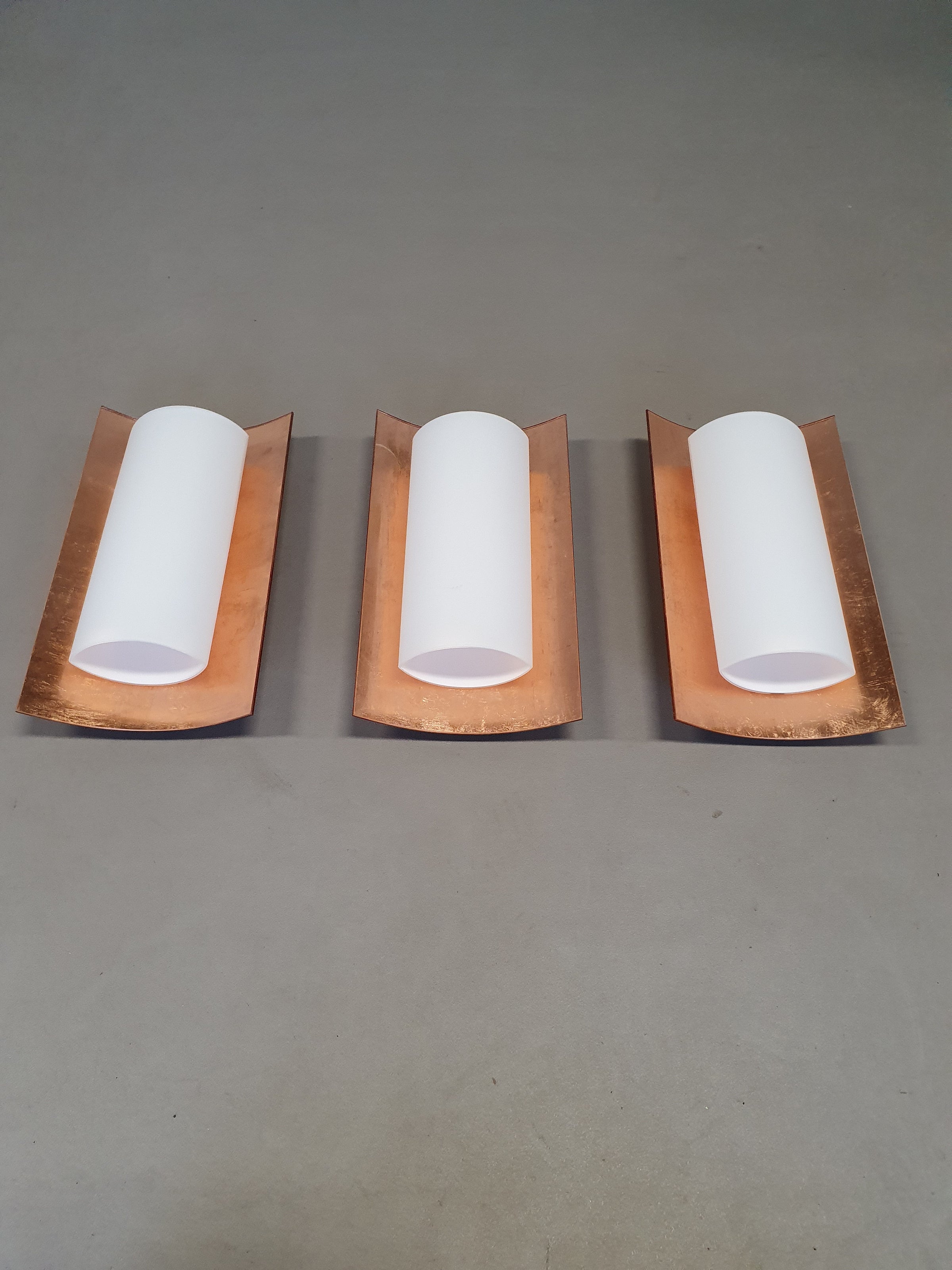 3x Bankamp Leuchten schansen/wandlampen jaren 80
 
Wit glas / glas met een laagje koper.
 breed 22 x hoogte 49 x diepte 10 cm
 #bankampluiten