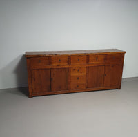 Spaans kastanjehouten dressoir
 Antiqu bar toonbank. Slager bar toonbank