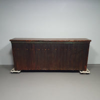 Spaans kastanjehouten dressoir
 Antiqu bar toonbank. Slager bar toonbank