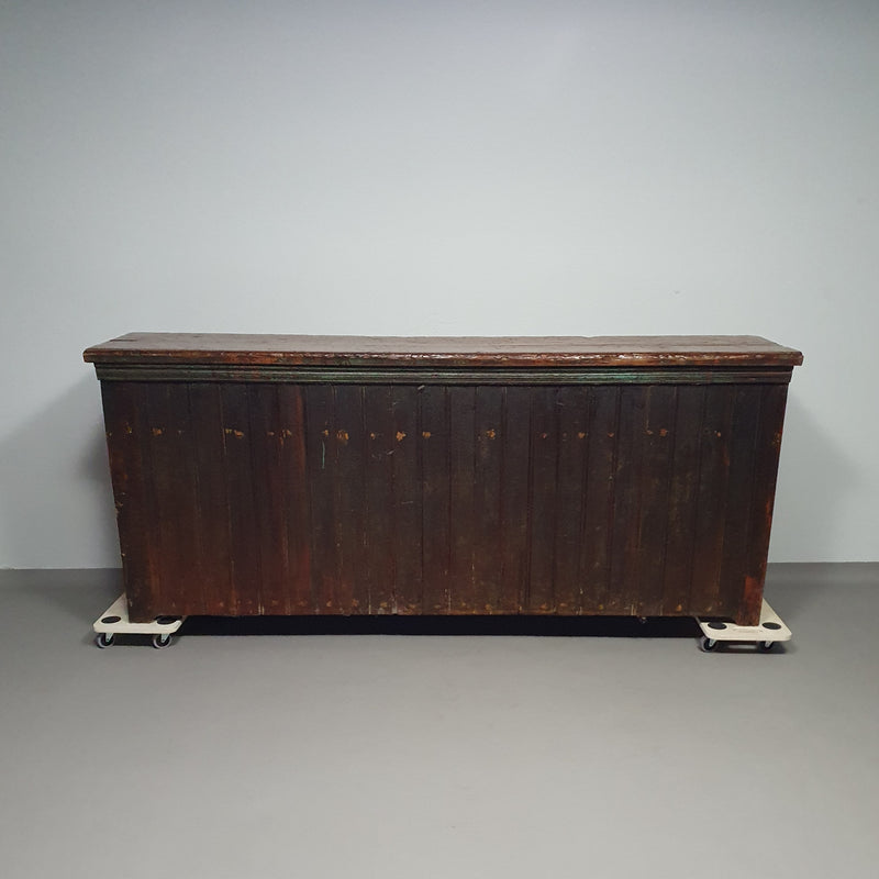 Spaans kastanjehouten dressoir
 Antiqu bar toonbank. Slager bar toonbank