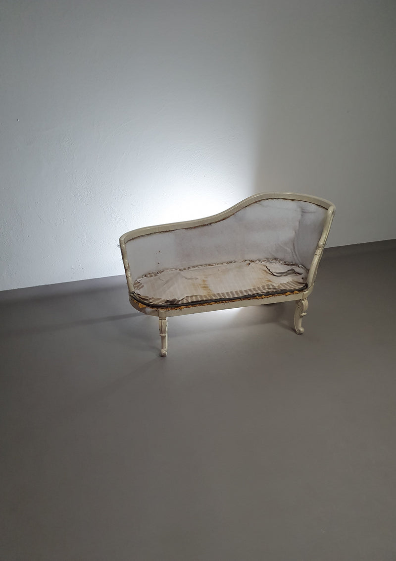 Prachtige oude Art Nouveau, onafgewerkte Franse canapé/chaise longue met zwanenhals armleuningen