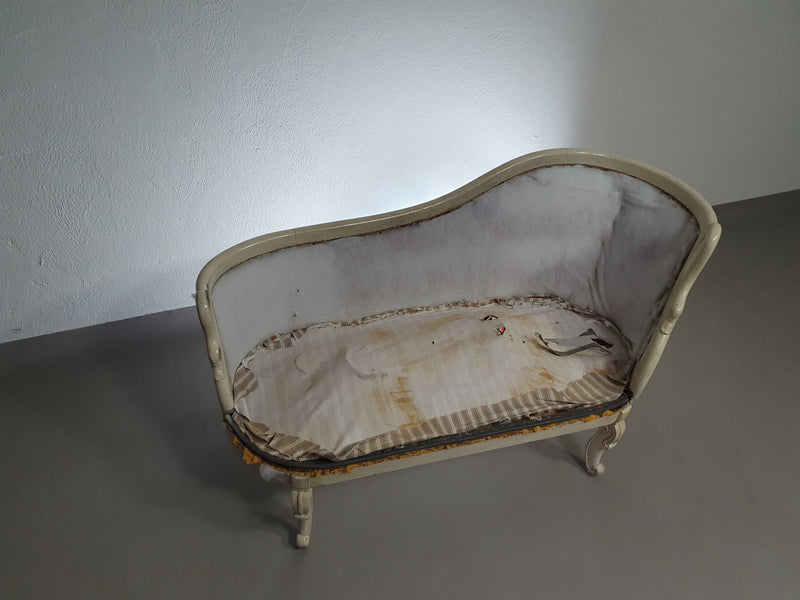 Prachtige oude Art Nouveau, onafgewerkte Franse canapé/chaise longue met zwanenhals armleuningen
