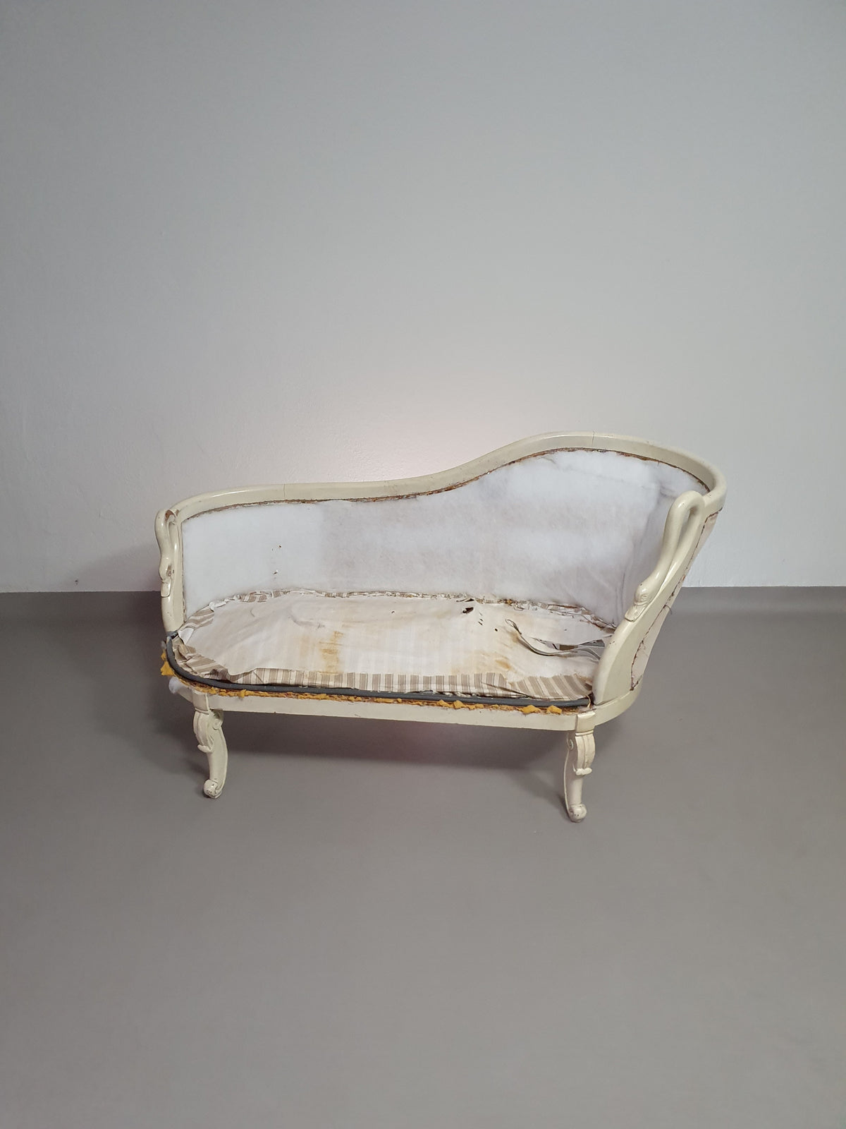 Beautiful old Art Noveau , unfinished Frenche canapé / chaise longue with gooseneck armrests