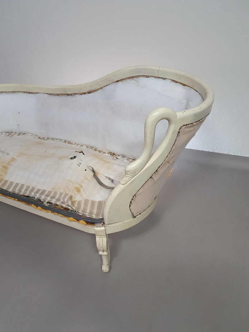 Prachtige oude Art Nouveau, onafgewerkte Franse canapé/chaise longue met zwanenhals armleuningen
