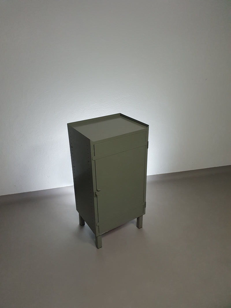 Prachtig werkplaatskastje. Grijs metalen lockertje.
 Industrieel klein dressoir