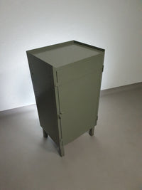 Prachtig werkplaatskastje. Grijs metalen lockertje.
 Industrieel klein dressoir