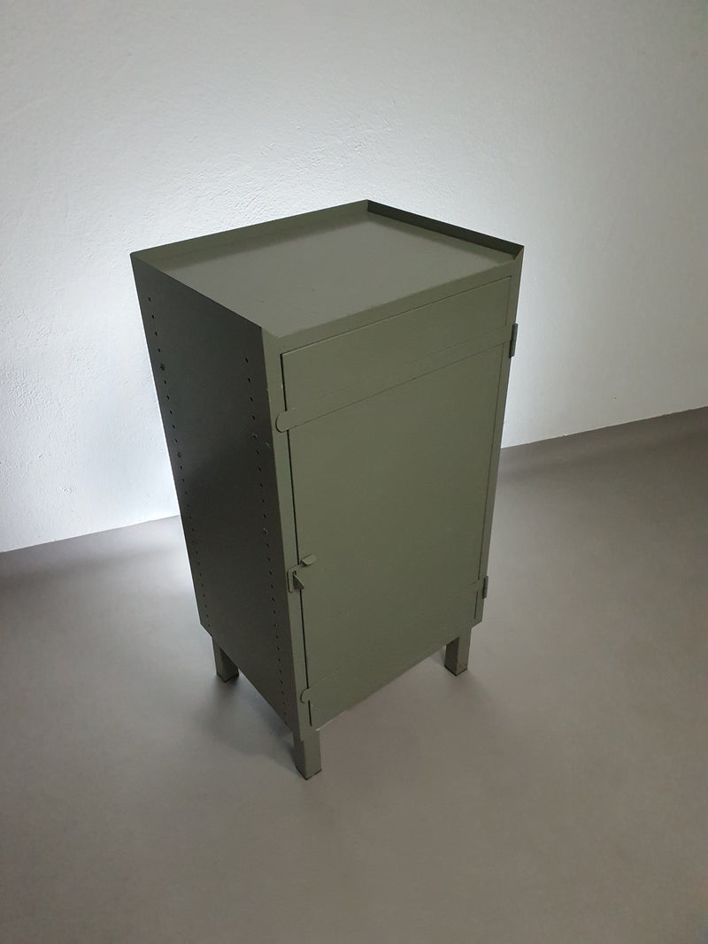 Prachtig werkplaatskastje. Grijs metalen lockertje.
 Industrieel klein dressoir