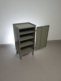Prachtig werkplaatskastje. Grijs metalen lockertje.
 Industrieel klein dressoir