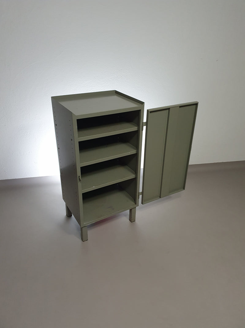 Prachtig werkplaatskastje. Grijs metalen lockertje.
 Industrieel klein dressoir