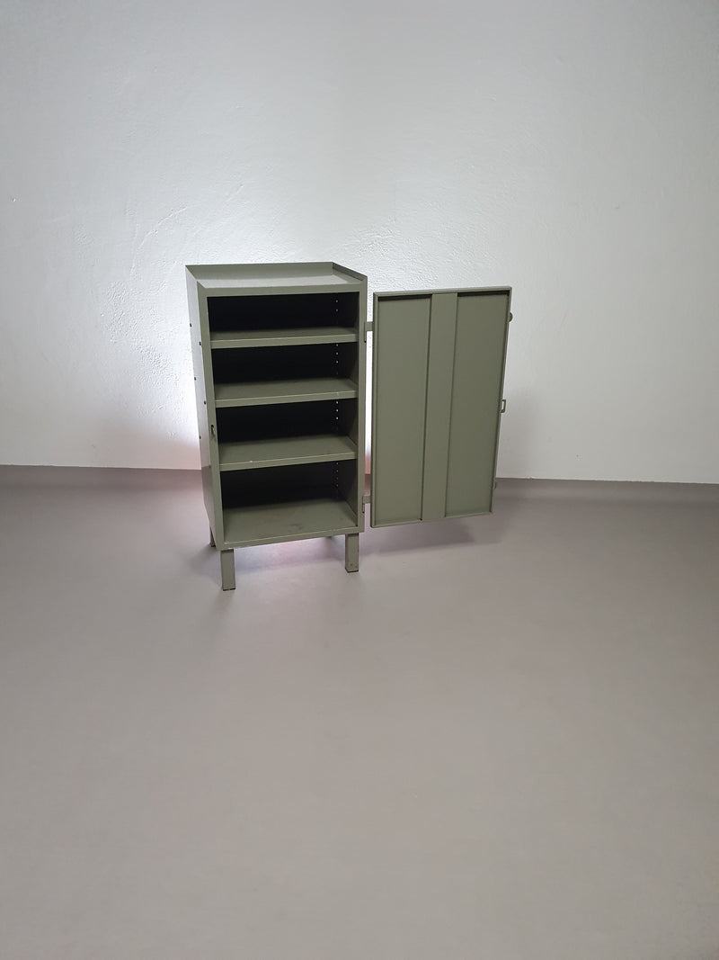 Prachtig werkplaatskastje. Grijs metalen lockertje.
 Industrieel klein dressoir