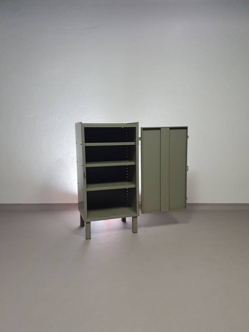 Prachtig werkplaatskastje. Grijs metalen lockertje.
 Industrieel klein dressoir