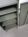 Prachtig werkplaatskastje. Grijs metalen lockertje.
 Industrieel klein dressoir