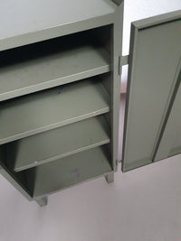Prachtig werkplaatskastje. Grijs metalen lockertje.
 Industrieel klein dressoir