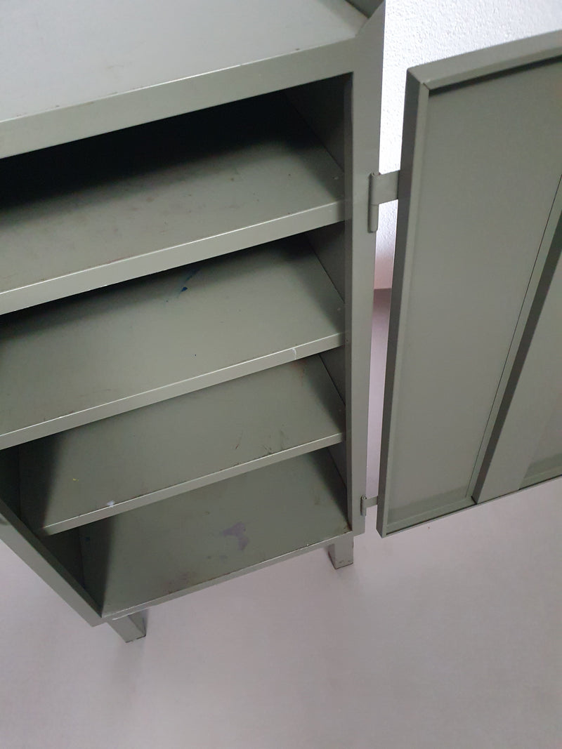 Prachtig werkplaatskastje. Grijs metalen lockertje.
 Industrieel klein dressoir