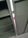Prachtig werkplaatskastje. Grijs metalen lockertje.
 Industrieel klein dressoir