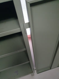 Prachtig werkplaatskastje. Grijs metalen lockertje.
 Industrieel klein dressoir
