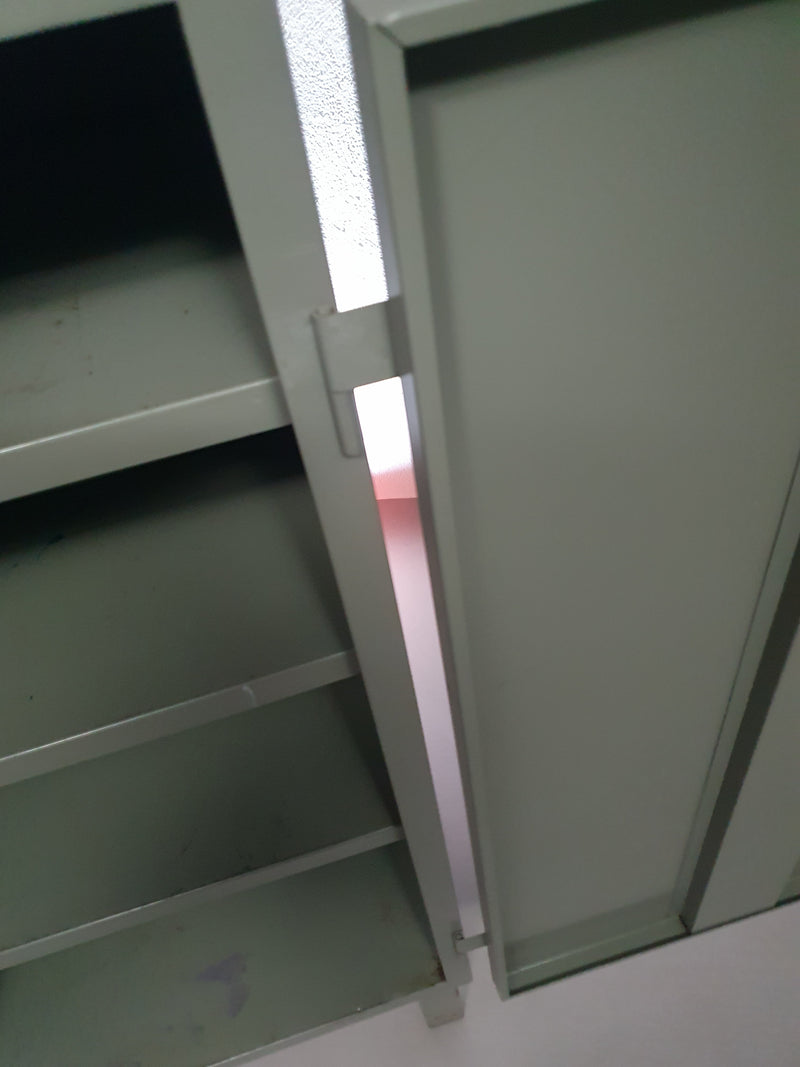 Prachtig werkplaatskastje. Grijs metalen lockertje.
 Industrieel klein dressoir