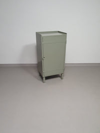 Prachtig werkplaatskastje. Grijs metalen lockertje.
 Industrieel klein dressoir