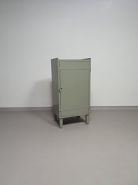 Prachtig werkplaatskastje. Grijs metalen lockertje.
 Industrieel klein dressoir