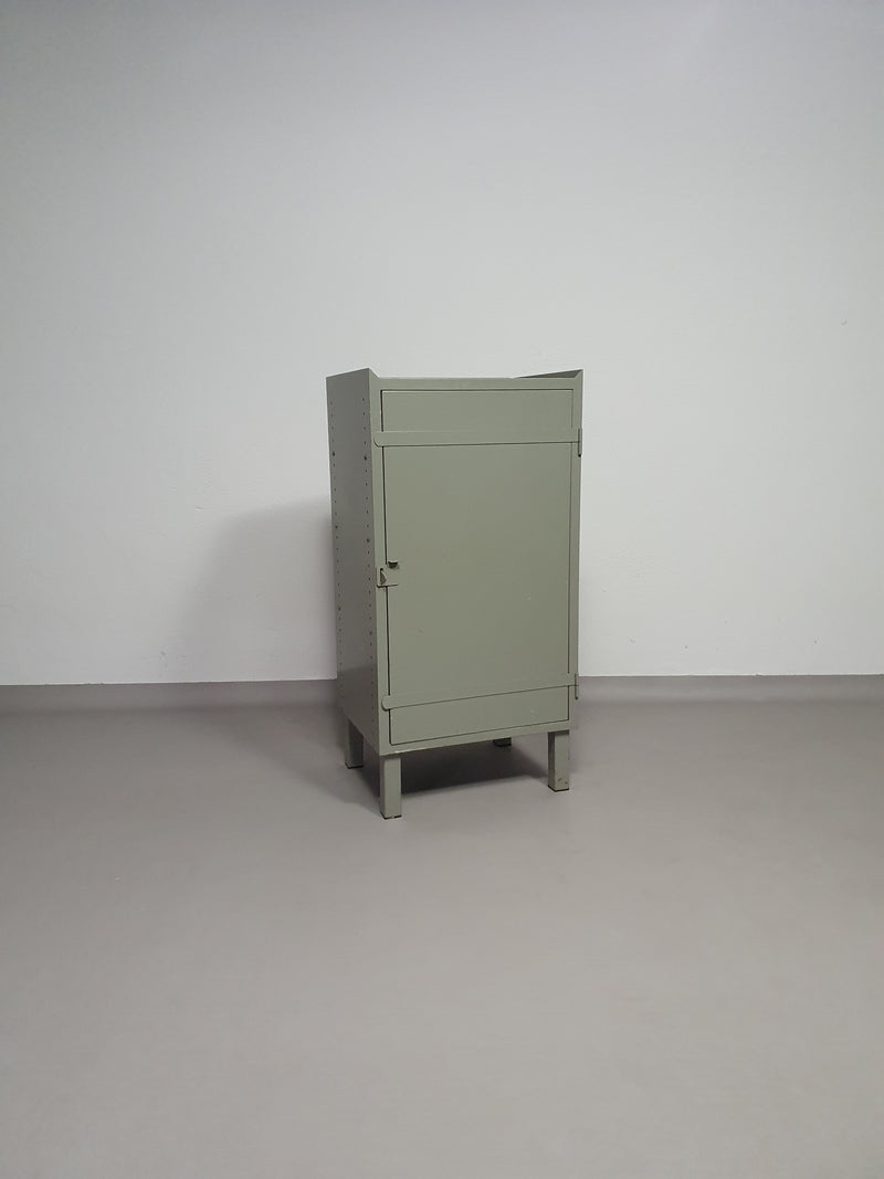 Prachtig werkplaatskastje. Grijs metalen lockertje.
 Industrieel klein dressoir