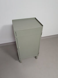 Prachtig werkplaatskastje. Grijs metalen lockertje.
 Industrieel klein dressoir