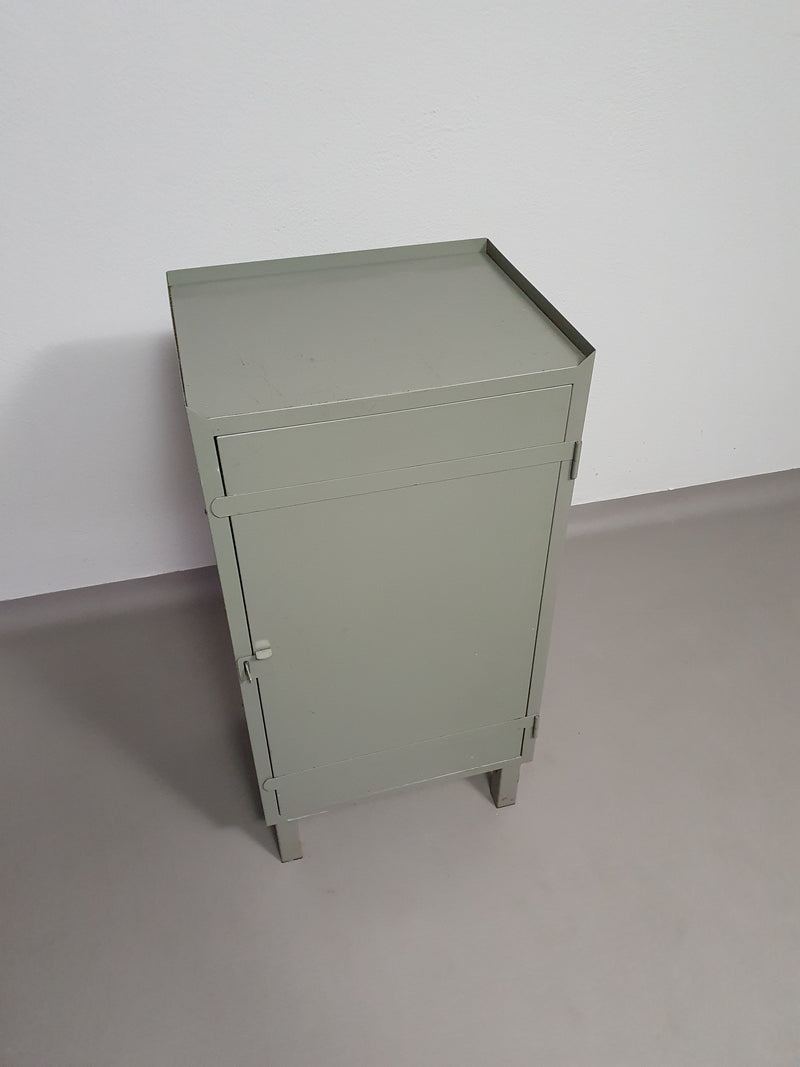 Prachtig werkplaatskastje. Grijs metalen lockertje.
 Industrieel klein dressoir