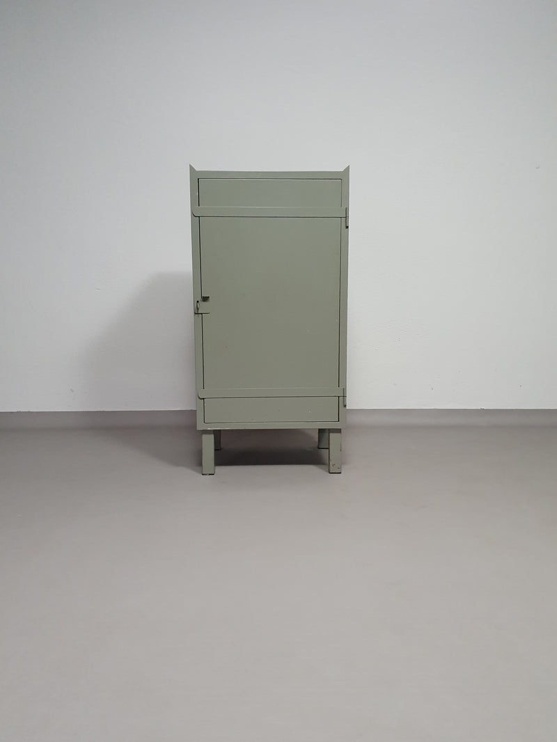 Prachtig werkplaatskastje. Grijs metalen lockertje.
 Industrieel klein dressoir